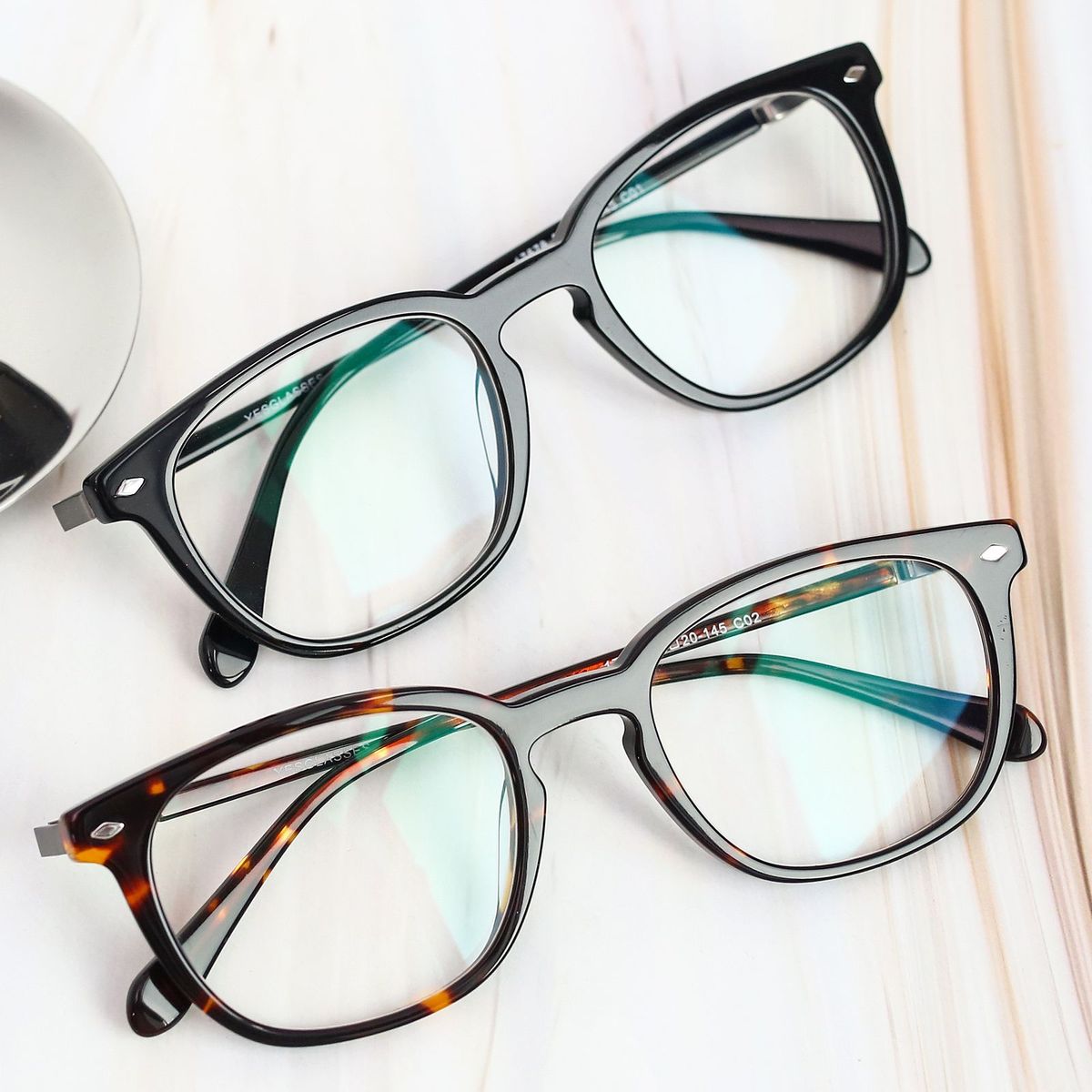 عینک و لنز طبی: راهنمای جامع انتخاب و نگهداری برای بینایی بهتر