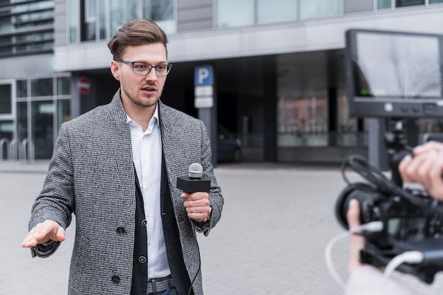 خبرنگار: قلب تپنده اطلاع‌رسانی در دنیای امروز