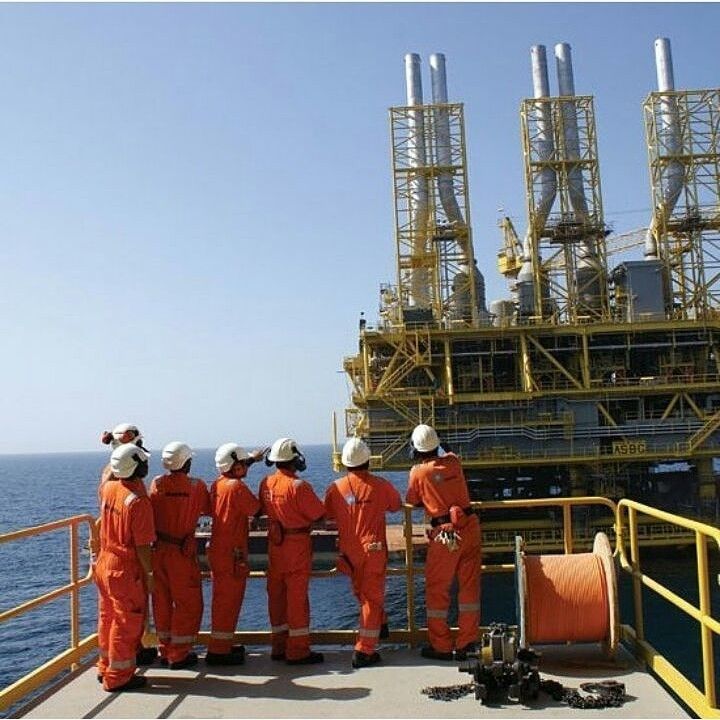 ۷ حقیقت مهم درباره شغل مهندس نفت: مسیر شغلی و درآمد ⛽