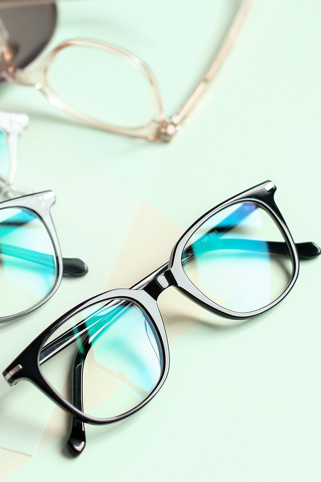 عینک و لنز طبی: راهنمای جامع انتخاب و نگهداری برای بینایی بهتر