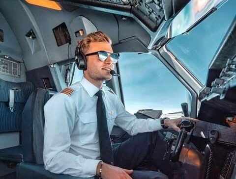 خلبان: سفیر آسمان و رهبر پروازهای ایمن