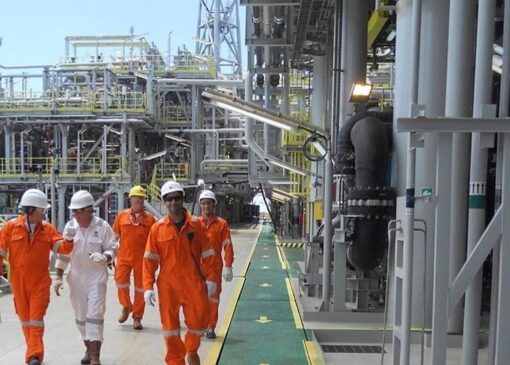 ۷ حقیقت مهم درباره شغل مهندس نفت: مسیر شغلی و درآمد ⛽