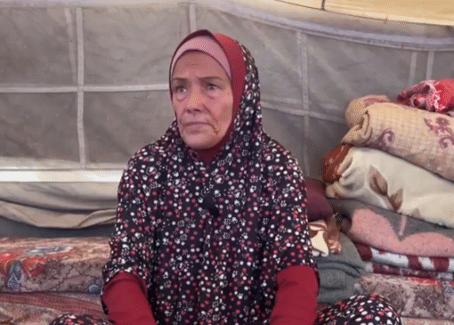 زن نابینایی که در میان ویرانه‌های غزه، نان و امید می‌پزد