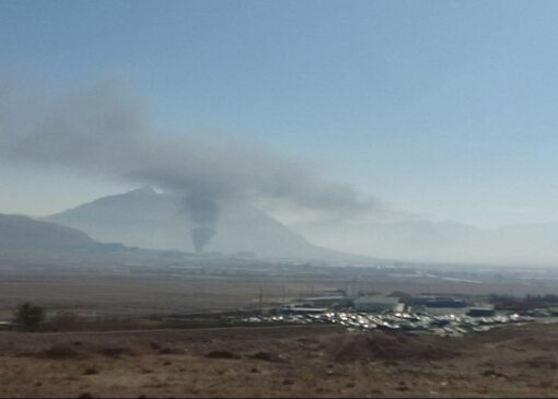 زبانه کشیدن شعله‌های آتش در انبار پلاستیک کارخانه برفاب شهرکرد
