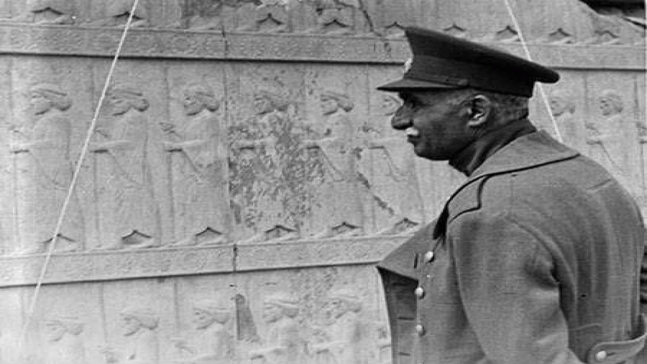 بازنویسی تاریخ برای حفظ تاج