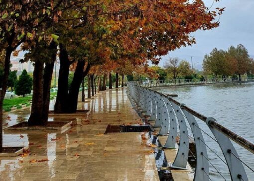 لحظه‌های زیبای پائیزی دریاچه کیو زیر بارانِ این روز‌ها + فیلم