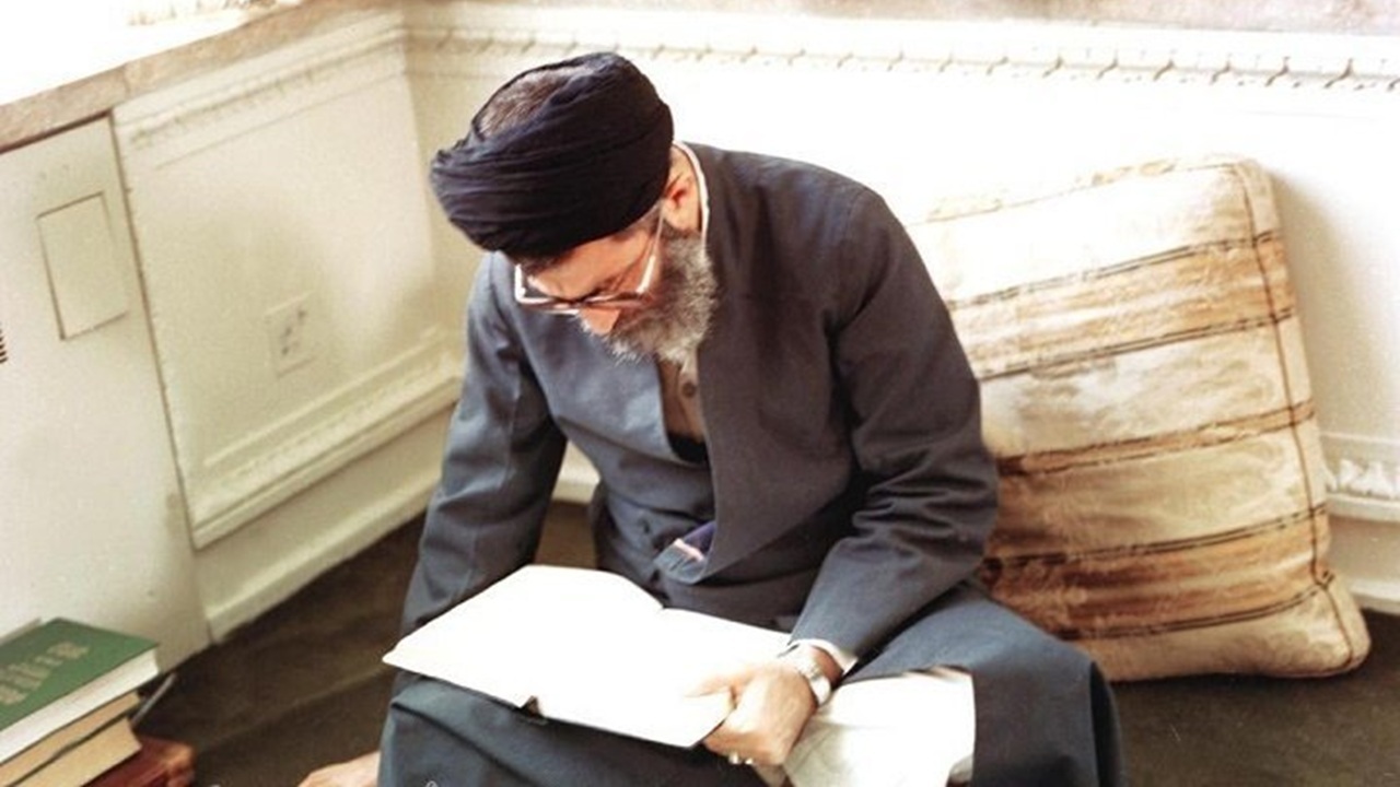 خاطره رهبر معظم انقلاب از کتاب خواندن برای پدرشان + فیلم