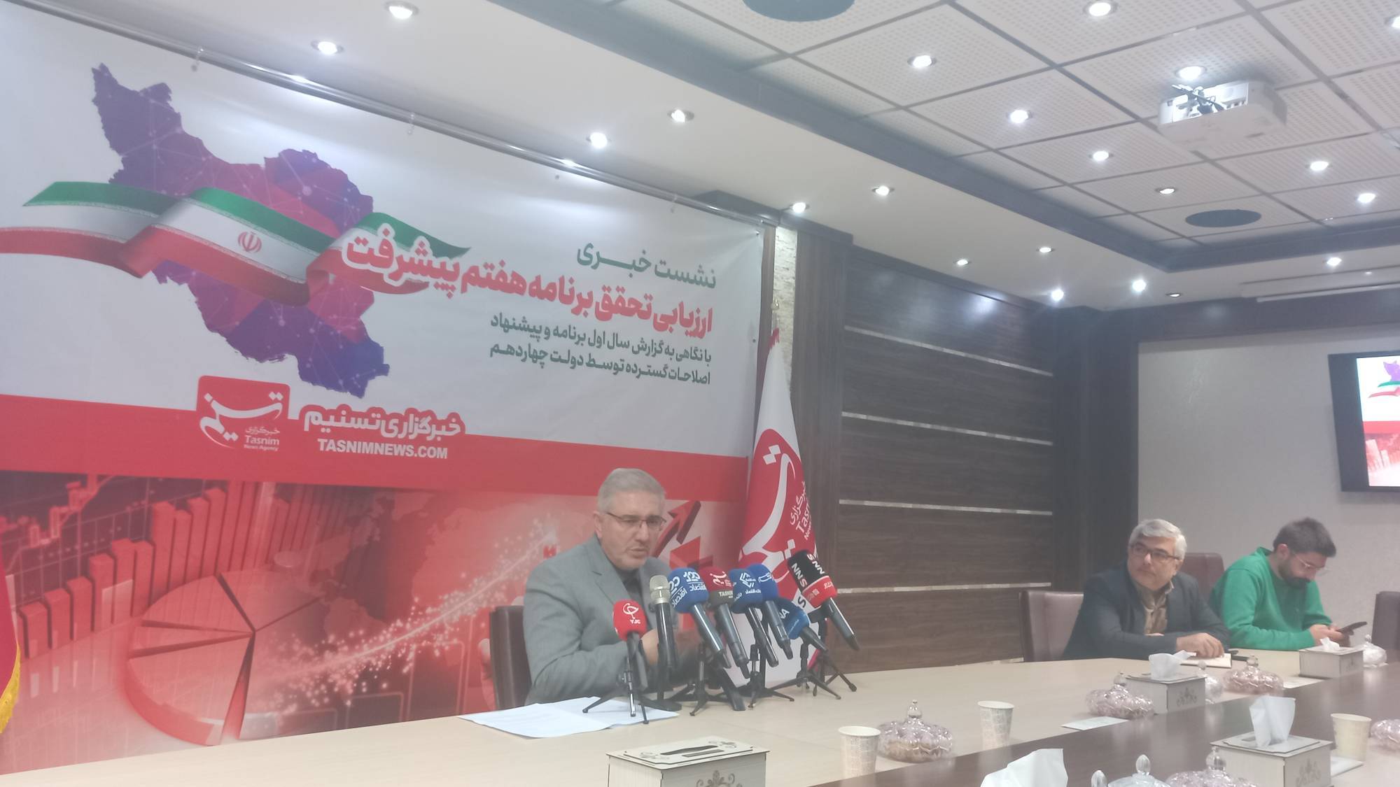 پله سوم تعرفه بنزین باید بازدارنده باشد /نرخ تورم به 50 درصد رسیده است