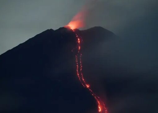 اندونزی با فوران آتشفشان سمرو سطح هشدار را به بالاترین حد رساند