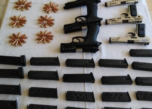 انهدام باند قاچاق سلاح در رابر/ کشف ۱۸ قبضه کلت کمری و مقادیری مهمات جنگی