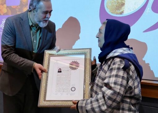 اعطای نشان درجه یک هنری به «مینو غزنوی»