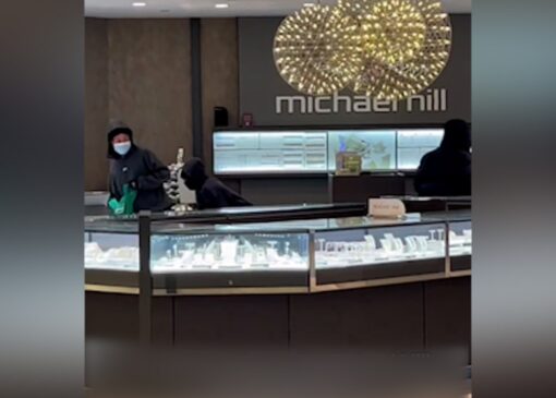 سرقت از جواهرفروشی وسط مرکز خرید در تورنتو کانادا + فیلم