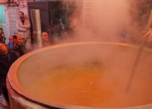 پخت سمنو در فولادشهر به مناسبت دهه فاطمیه + فیلم