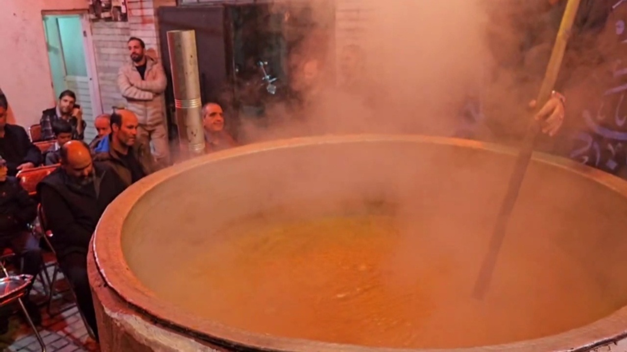 پخت سمنو در فولادشهر به مناسبت دهه فاطمیه + فیلم