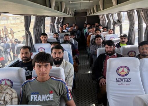 انتقال چهار اتوبوس زندانی افغان از ایران به افغانستان