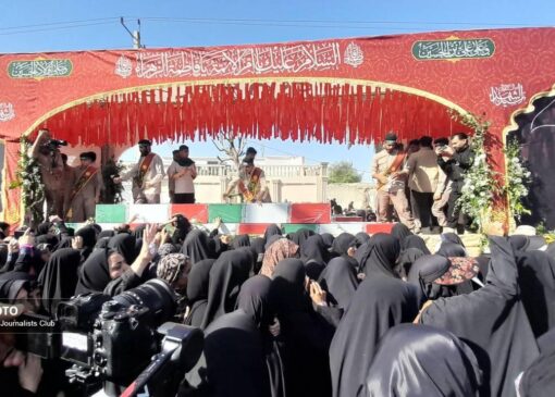 تشییع پیکر مطهر ۱۴ شهیدگمنام در بندرعباس