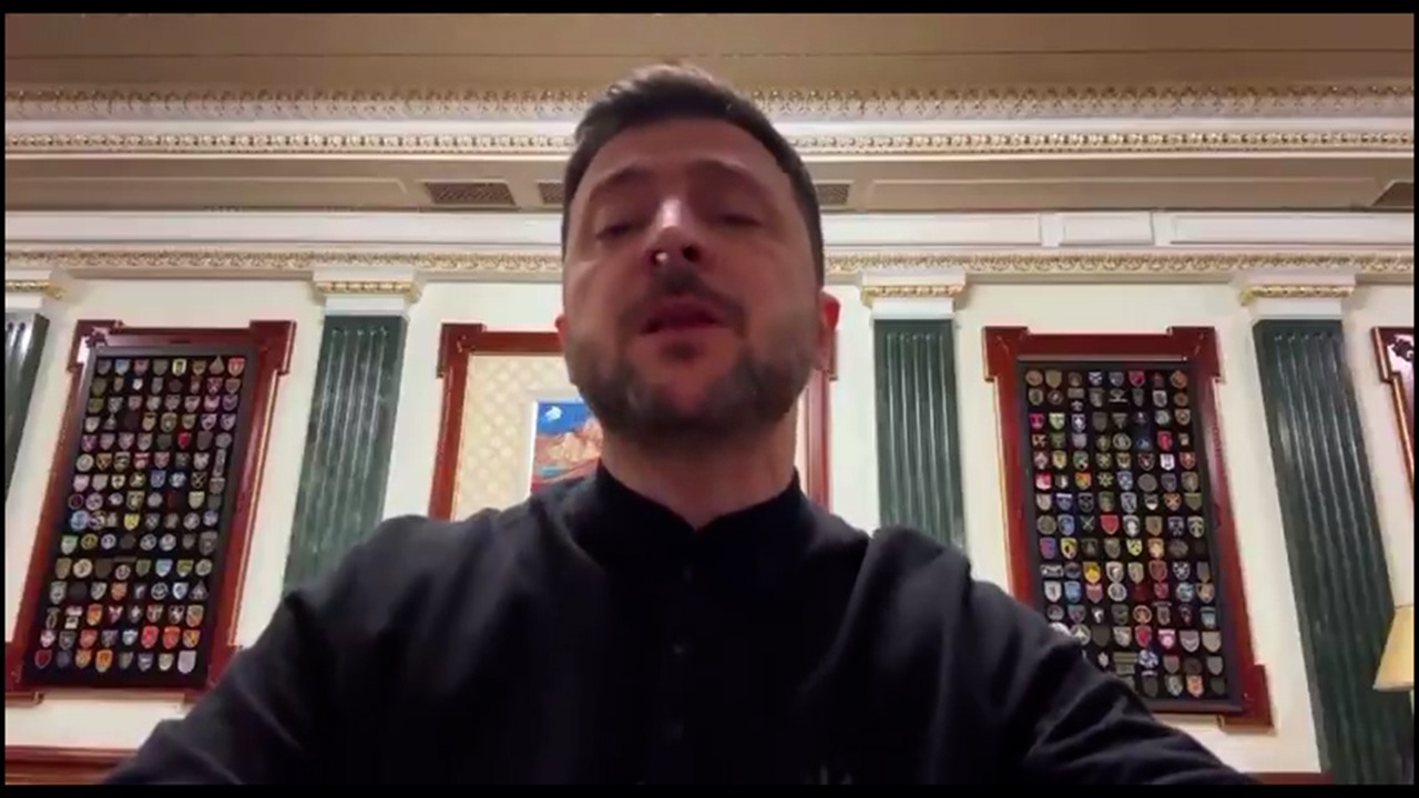 خروج تکه‌های کوکائین از بینی زلنسکی در پخش زنده + فیلم