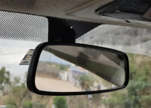 راز نقطه‌های مشکی روی شیشه جلو ماشین چیست؟