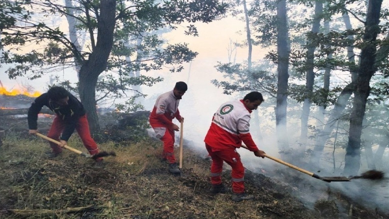 اطفای حریق در جنگل‌های گلستان با بالگرد هلال‌احمر /حضور ۳۲ تیم عملیاتی در صحنه