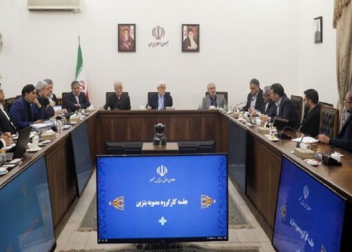 عارف: عواید حاصله از مصوبه بنزین در قالب کالابرگ به صورت منظم به مردم ارائه می‌شود