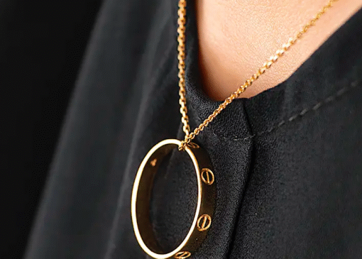 انداختن حلقه در گردنبند به چه معناست؟ بررسی ۷ معنای متفاوت این کار