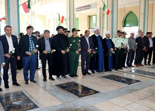 تصاویری از عطر افشانی و غبارروبی قبور مطهر شهدای شهر خورموج در هفته بسیج