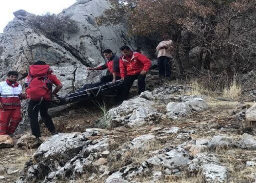 نجات فرد گرفتار در کوهستان پس از سه روز در سفیدکوه لرستان