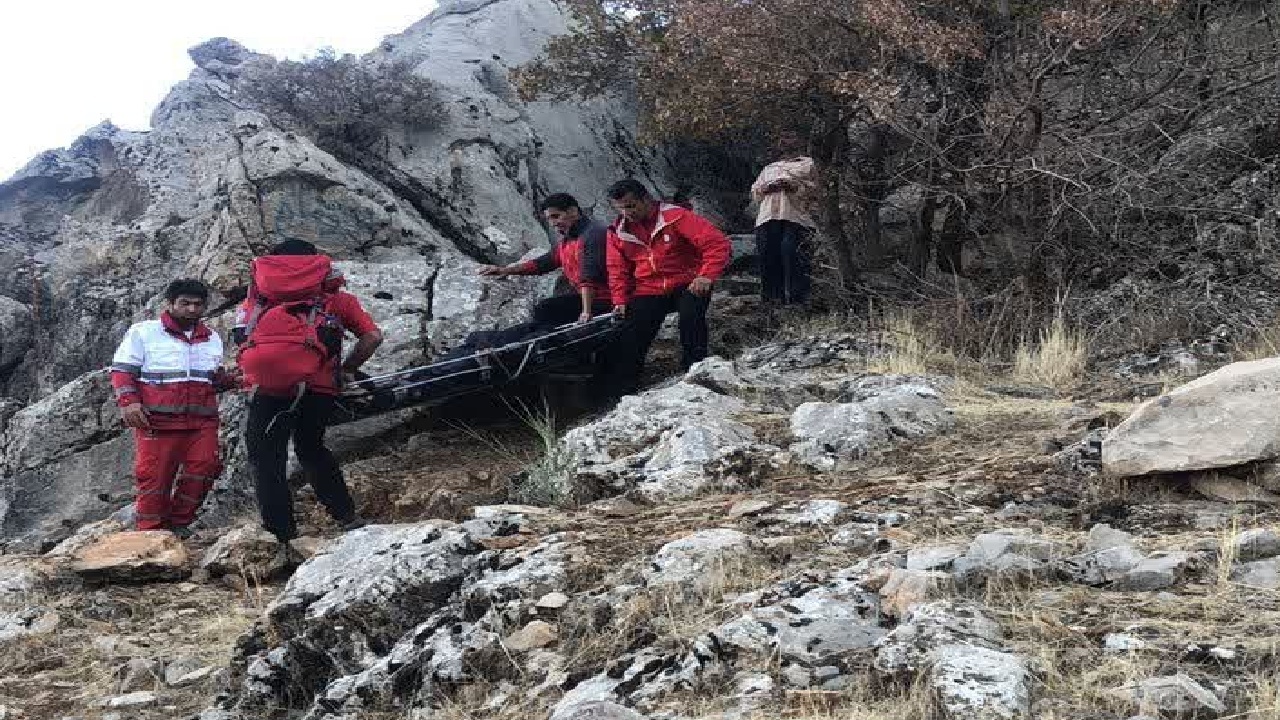 نجات فرد گرفتار در کوهستان پس از سه روز در سفیدکوه لرستان