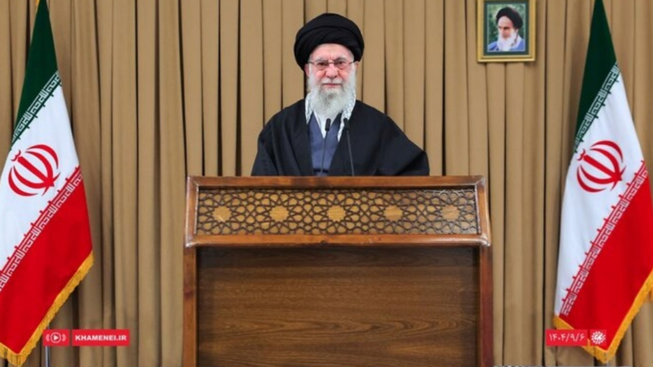 رهبر انقلاب: با زنده بودن بسیج، مقاومت در دنیا زنده می‌ماند