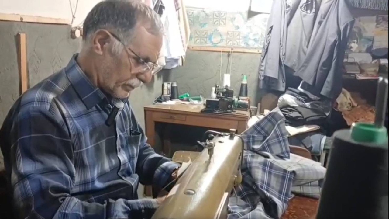 فیلمی از گفت و گوی صمیمانه با مسن‌ترین خیاط بخش بندپی غربی در بابل