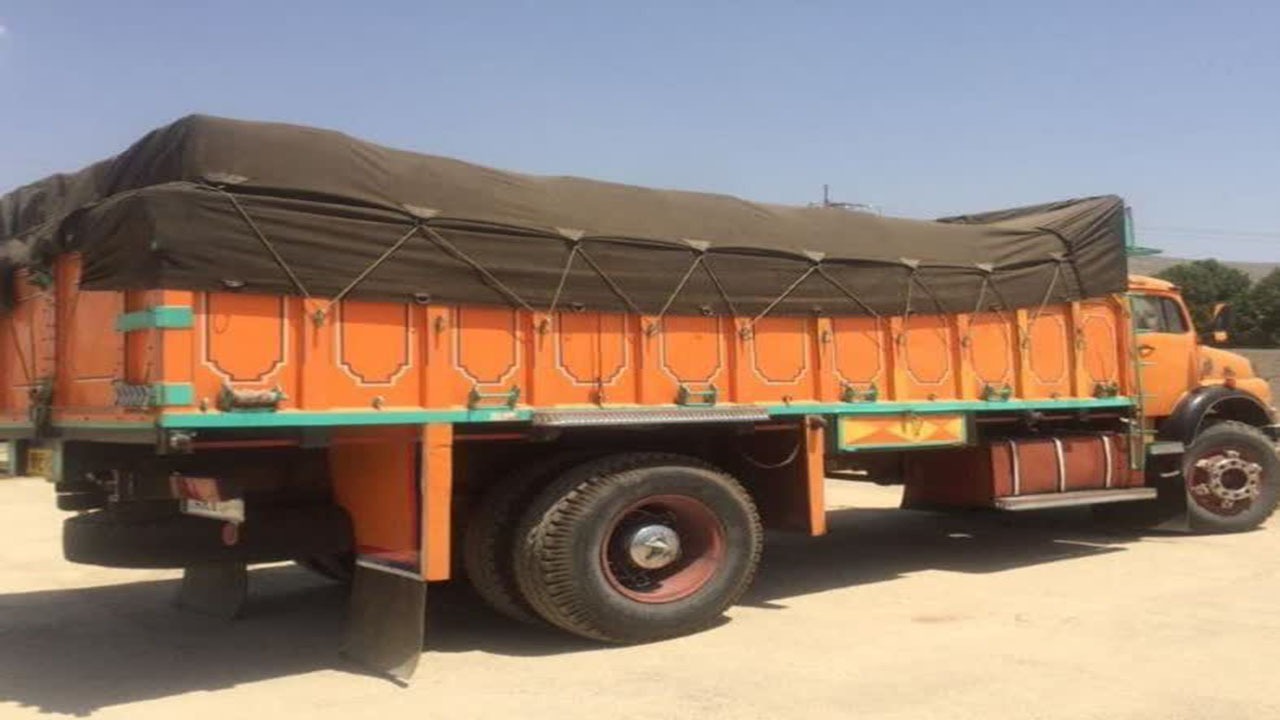 توقیف کامیون حامل ۱۰ تن مکمل غذایی دام و طیور در نی ریز