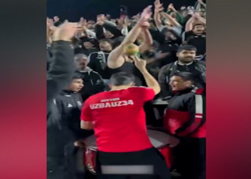 نماد غدیر به بازی فوتبال تیم تراکتور رسید + فیلم