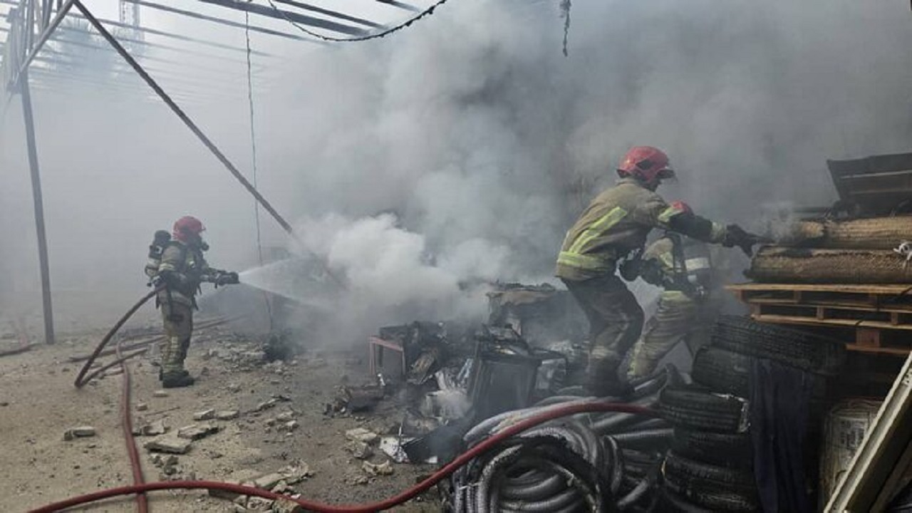 مهار آتش انبار کالا‌های بازرگانی در قشم