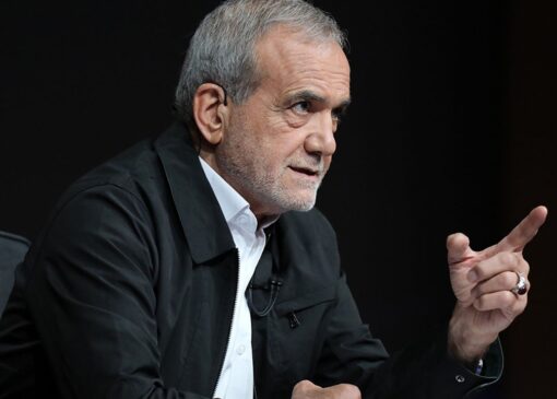 شوخی پزشکیان با روشن و خاموش شدن میکروفون تاجگردون + فیلم