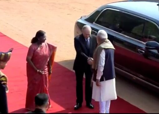 پوتین با لیموزین اختصاصی‌اش به کاخ ریاست‌جمهوری هند رفت + فیلم