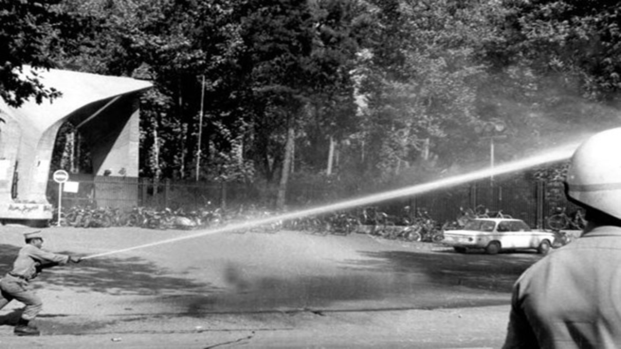 اعتراض تاریخی دانشجویان به حضور معاون رئیس‌جمهور آمریکا در دانشگاه تهران + فیلم