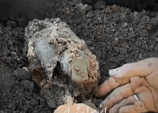 کشف پیکر مطهر شهیدی با قمقمه‌ای پر از آب + فیلم