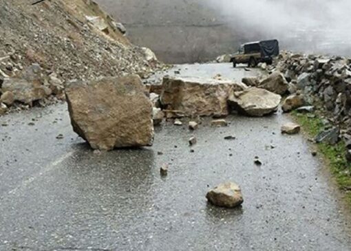 احتمال ریزش سنگ در جاده کرج – چالوس؛ رانندگان مراقب باشند