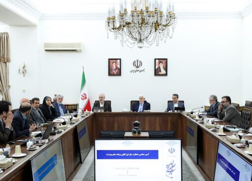 عارف: راهبرد دولت، اولویت دادن به مسائل اقتصادی و معیشتی مردم است