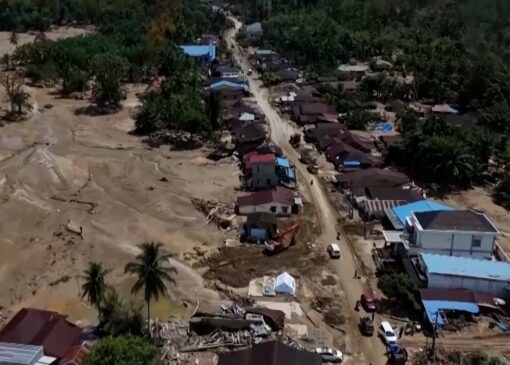 خسارات سیلاب گسترده در اندونزی + فیلم