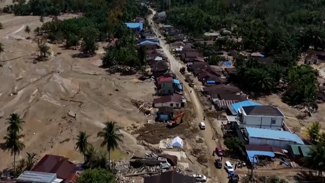 خسارات سیلاب گسترده در اندونزی + فیلم