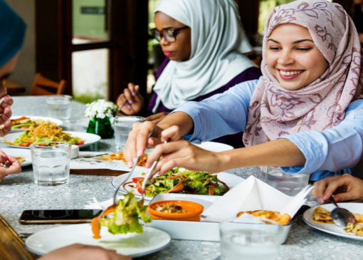 از آداب غذا خوردن مسلمان‌ها چه می‌دانید؟