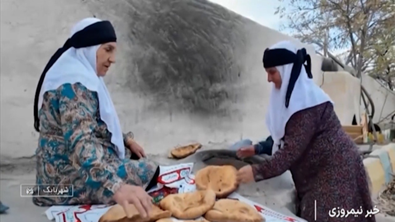 پخت نان محلی در جشنواره نان شهربابک + فیلم