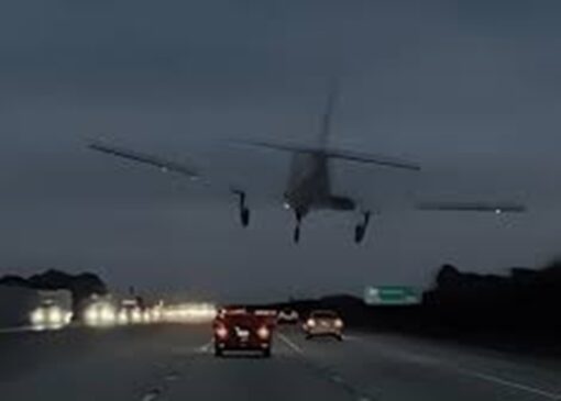 برخورد هواپیما با خودرو در اتوبان‌های آمریکا + فیلم