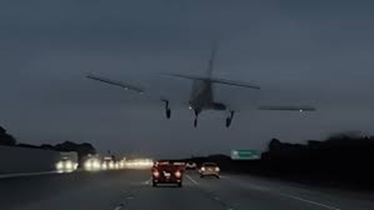 برخورد هواپیما با خودرو در اتوبان‌های آمریکا + فیلم