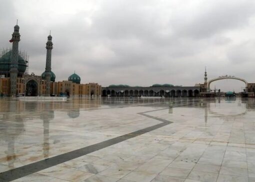 حال و هوای اولین باران پاییزی مسجد جمکران + فیلم