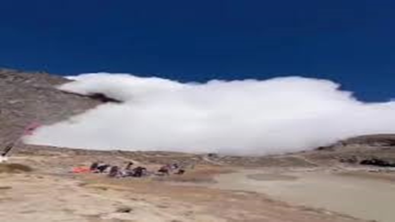 حرکت چشم‌گیر ابر قله سبلان و برخوردش با دریاچه ساوالان + فیلم