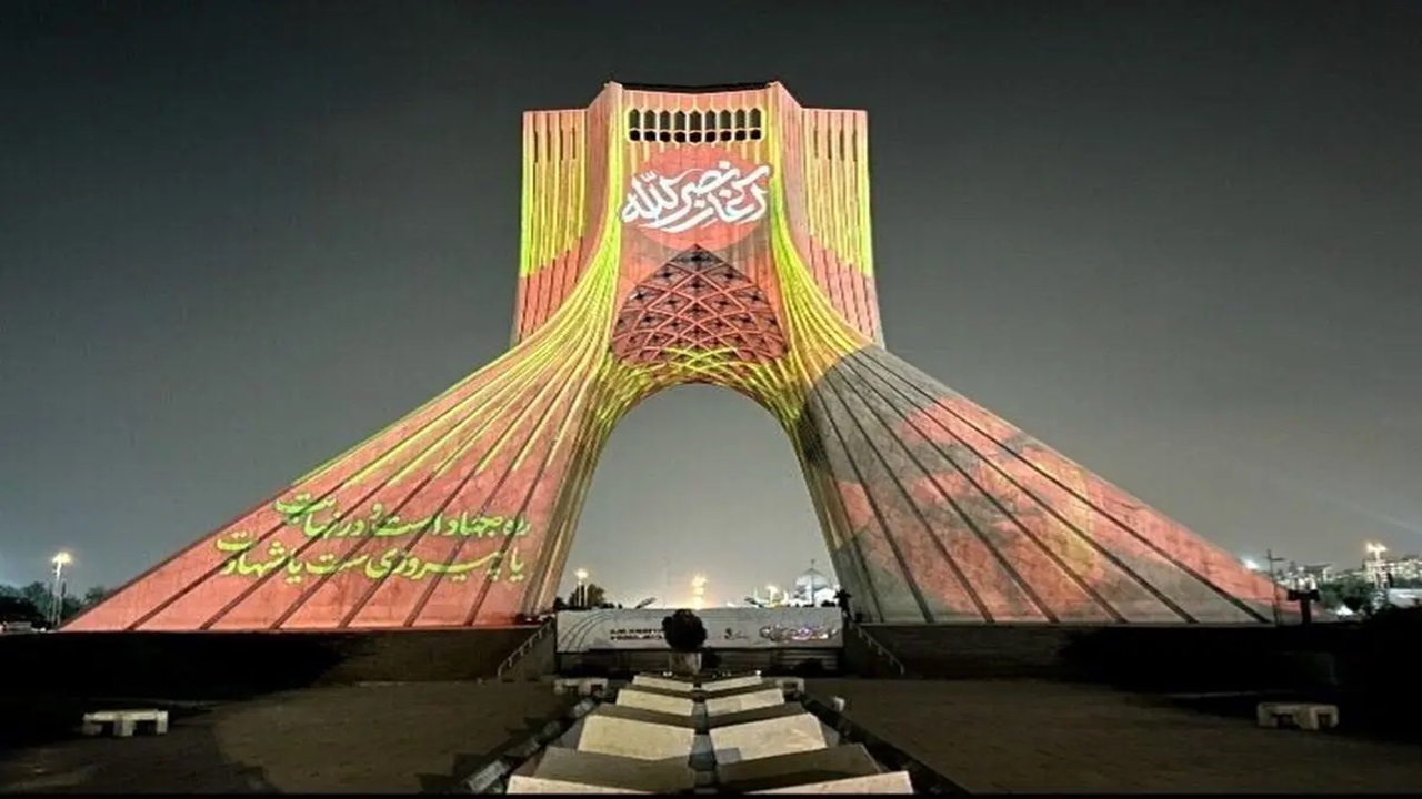 اجرای برج‌نگاره ویژه ولادت حضرت فاطمه‌(س) در برج آزادی + فیلم