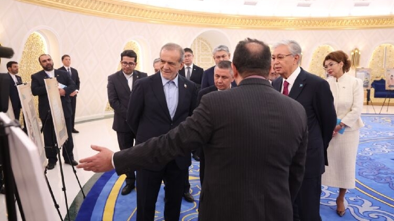 رئیس‌جمهور از نمایشگاه اسناد تاریخی ایران درباره آسیای مرکزی بازدید کرد