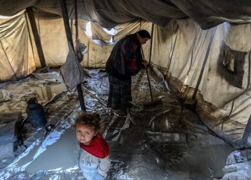 هشدار غزه: آنکه از بمباران نمُرد، اکنون از سرما می‌میرد